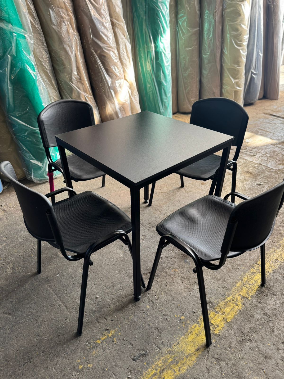 Pack de mesa y 4 sillas en arriendo