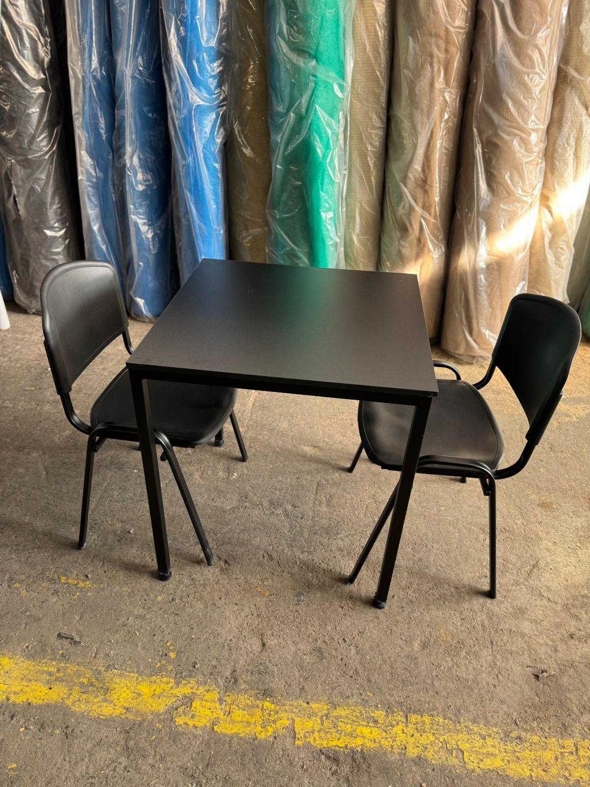Detalle de mesa y sillas para eventos
